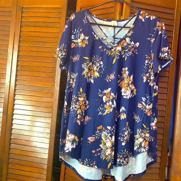 Navy blue top with flower print - Picture 1 of 1
